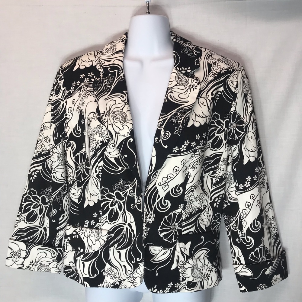 Lined flowered single hook blazer